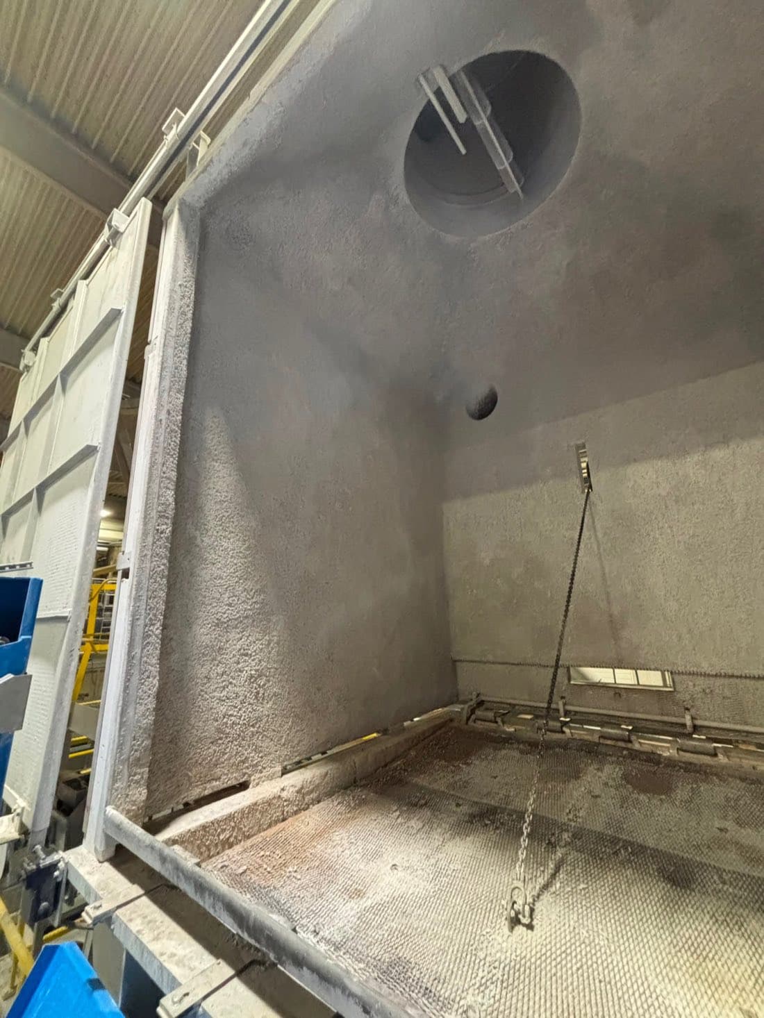 Haubenzustellung an einem Aluminium-Schmelzofen