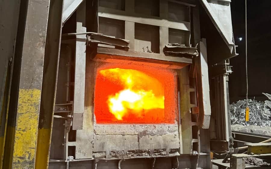 Schmelzofen im Betrieb mit geöffneter Tür, die Flamme steht im Ofenraum