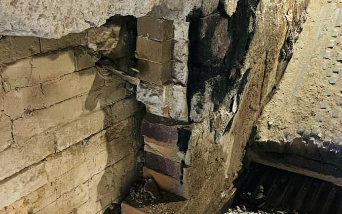 Riss am Übergang zwischen gemauertem Bereich und monolithischer Masse in einer Ofenwand