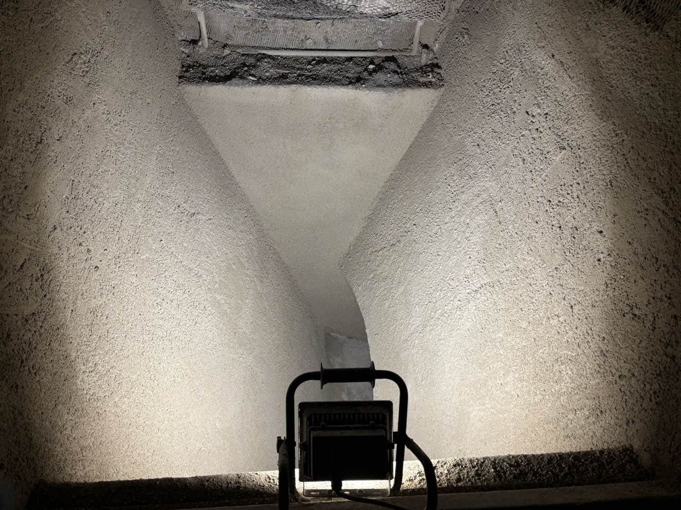 Zona di raccordo superiore di un rivestimento di tramoggia con armatura a vista prima della chiusura