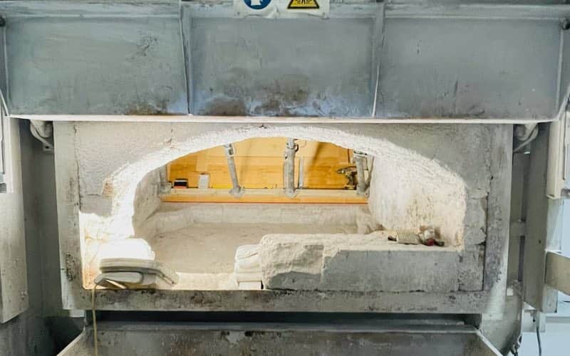 Türbogen eines Aluminium-Schmelzofens während der Erneuerung mit sichtbarer Schalung