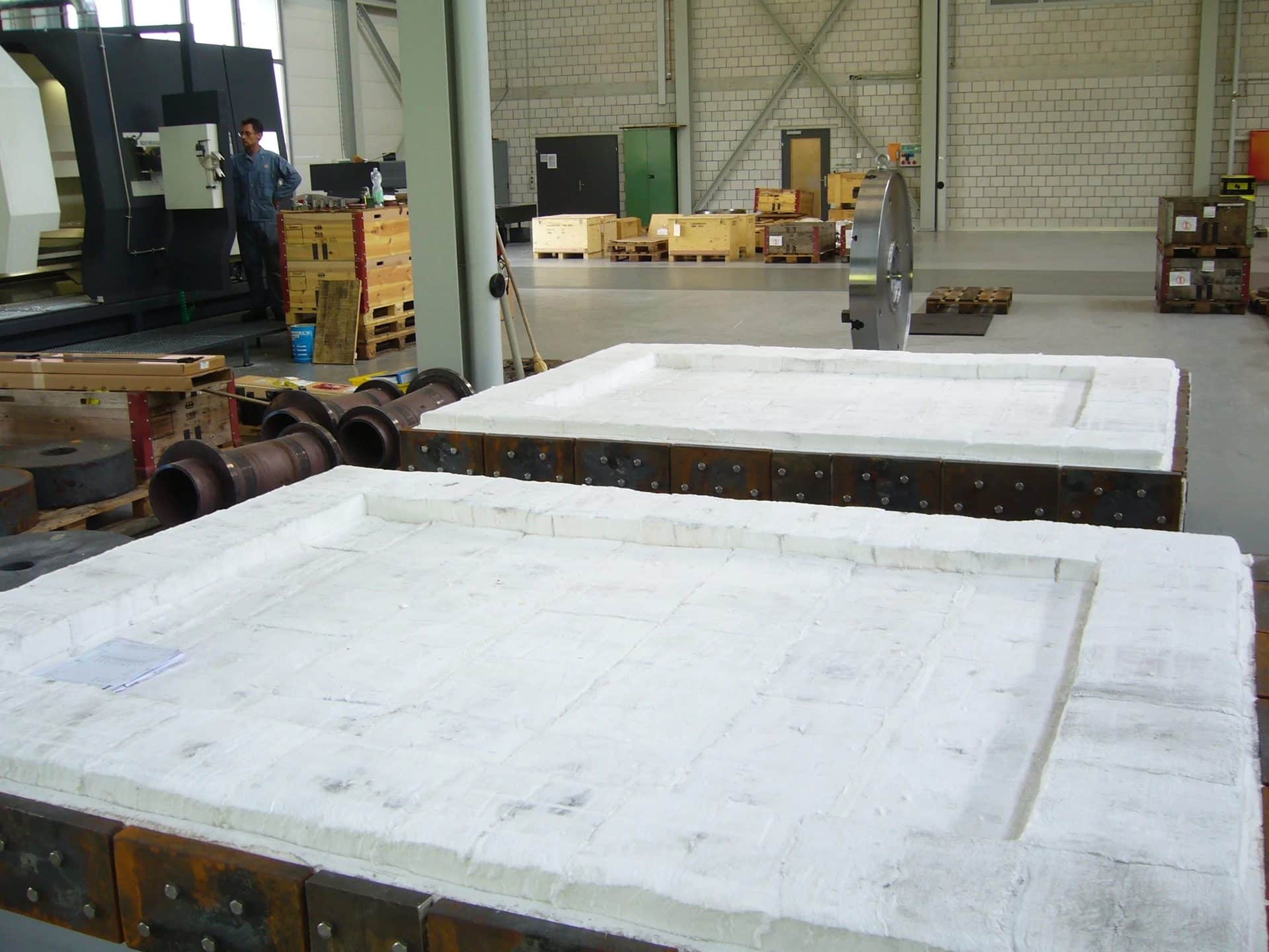 Furnace lid with ceramic fibre modules in a plug-in system