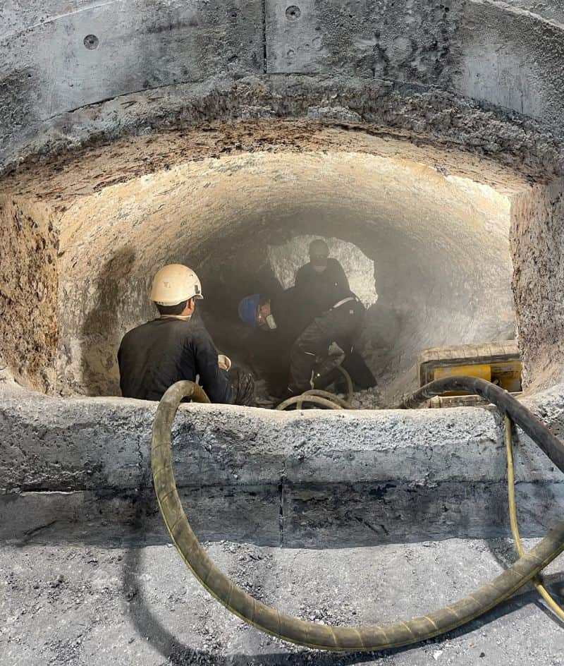 Maintenance gunning and shotcrete on a melting furnace