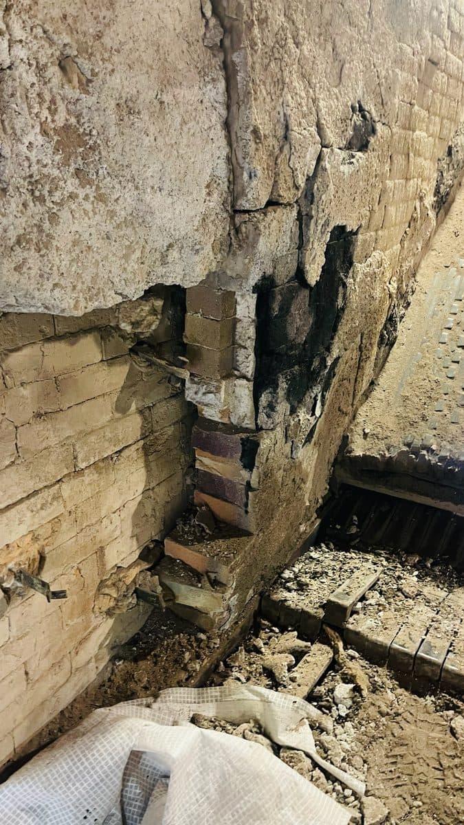 Trhlina na přechodu mezi zděnou oblastí a monolitickou hmotou ve stěně pece