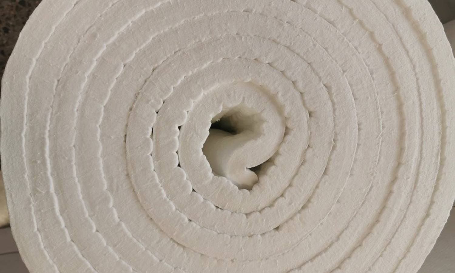 Aufgerollte SOLUT Keramikfasermatte im Detail