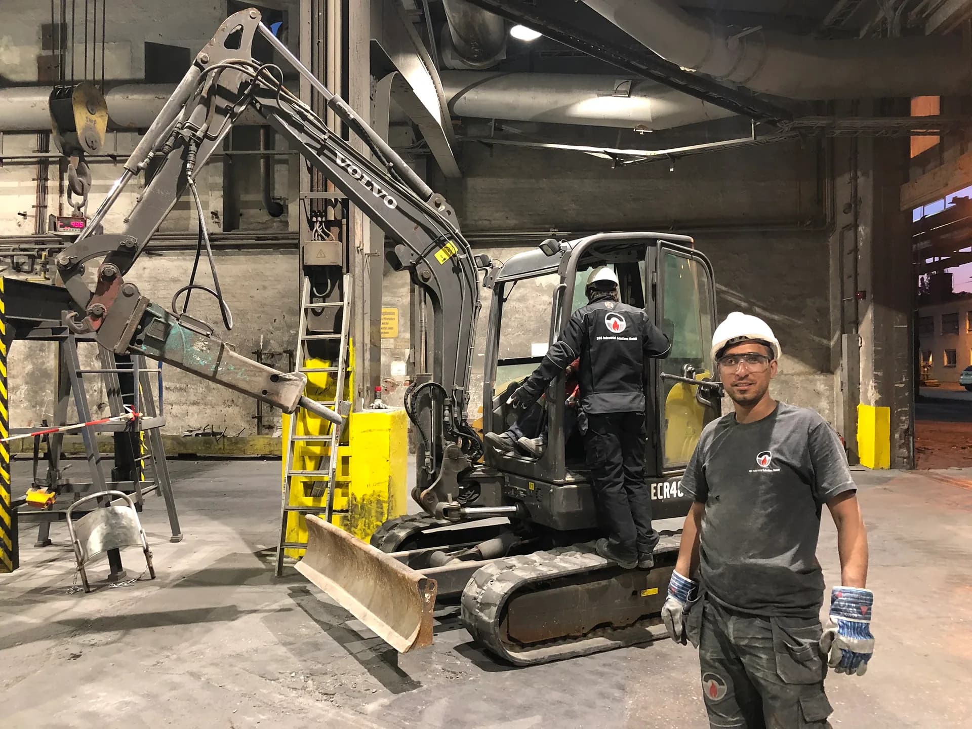 Strip-out by excavator or by hand: criteria for the demolition method