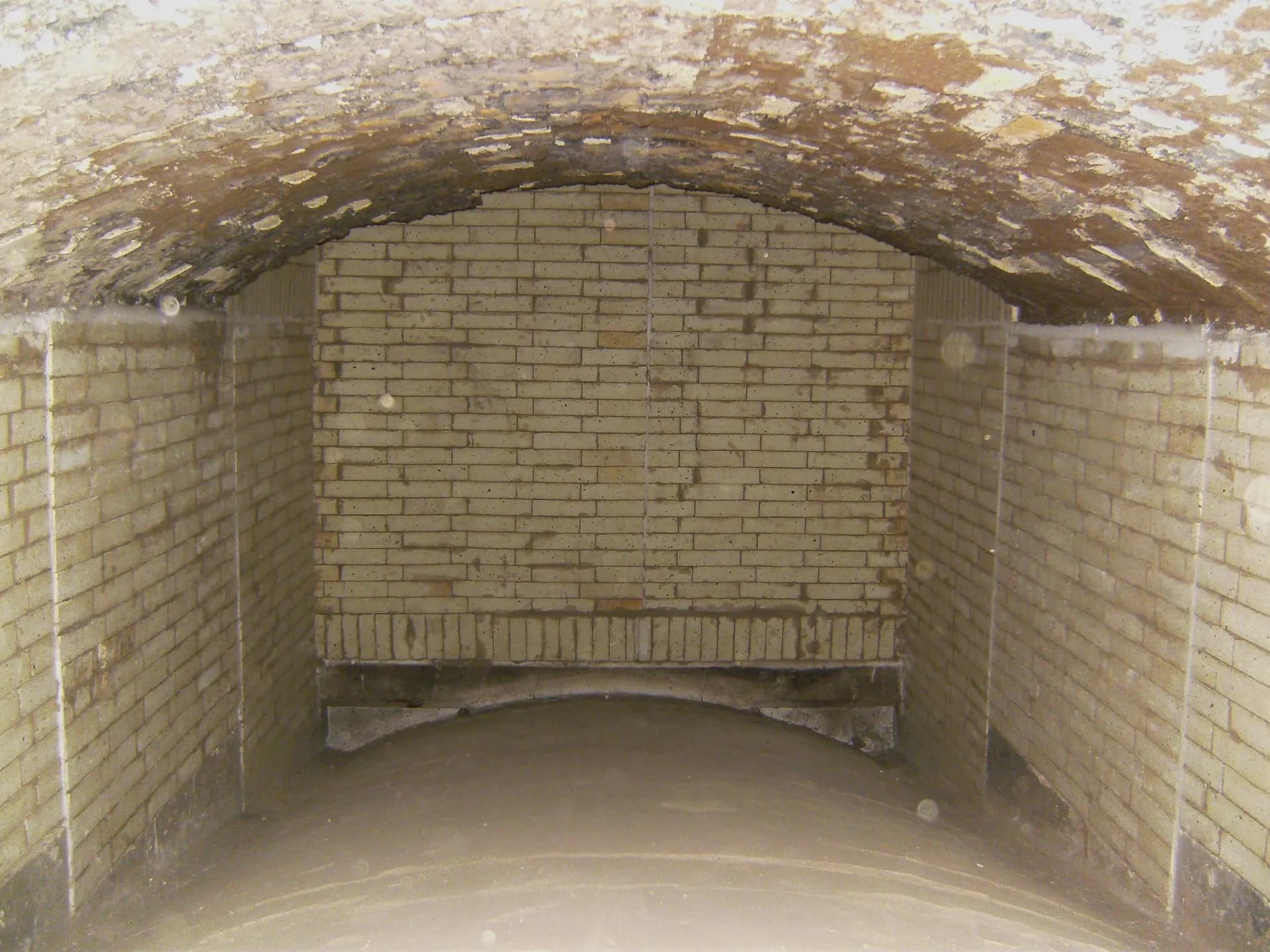 Renewed combustion chamber front wall in a biomass heat and power plant