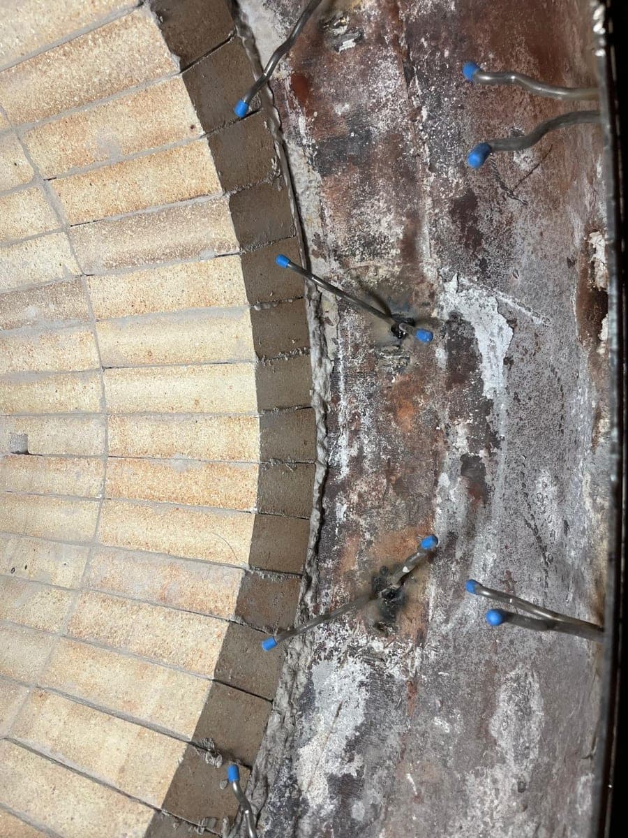 Ancoraggi saldati con cappucci di dilatazione sul mantello in acciaio accanto alla muratura ad anello