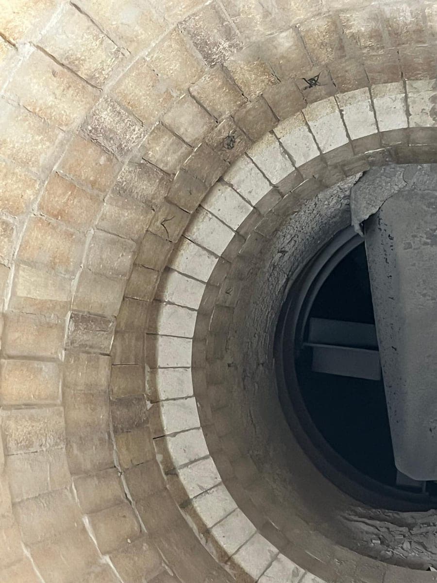 Anello murato attorno a un’apertura con elementi installati nel tino