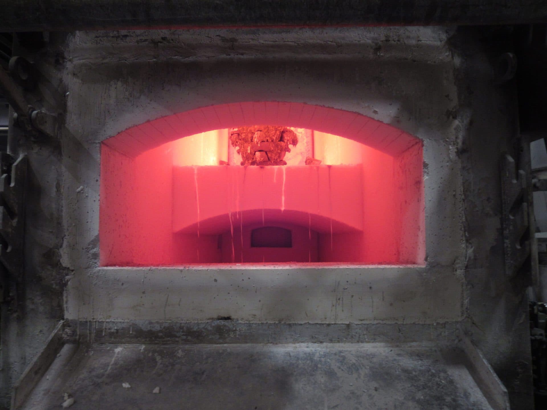 Aluminium melting furnace after a complete relining