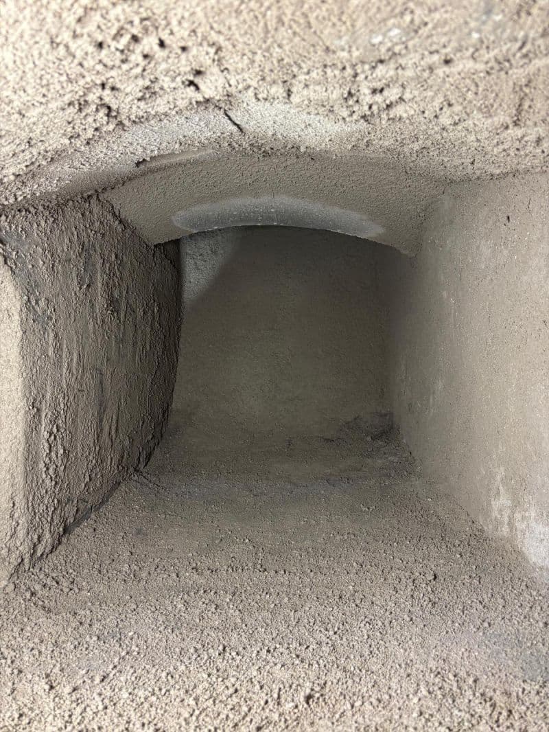 Monolithisch zugestellter Einwurfschacht mit Blick in die Gewölbezone