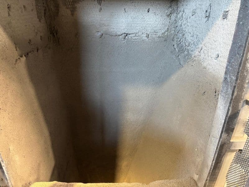 Blick von oben in den fertig zugestellten Einwurfschacht