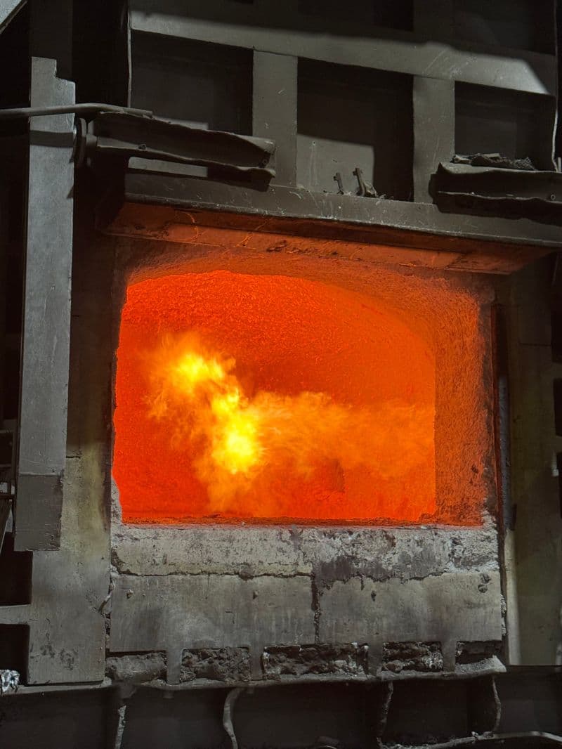 Blick in einen geöffneten Aluminiumschmelzofen mit neuer feuerfester Auskleidung