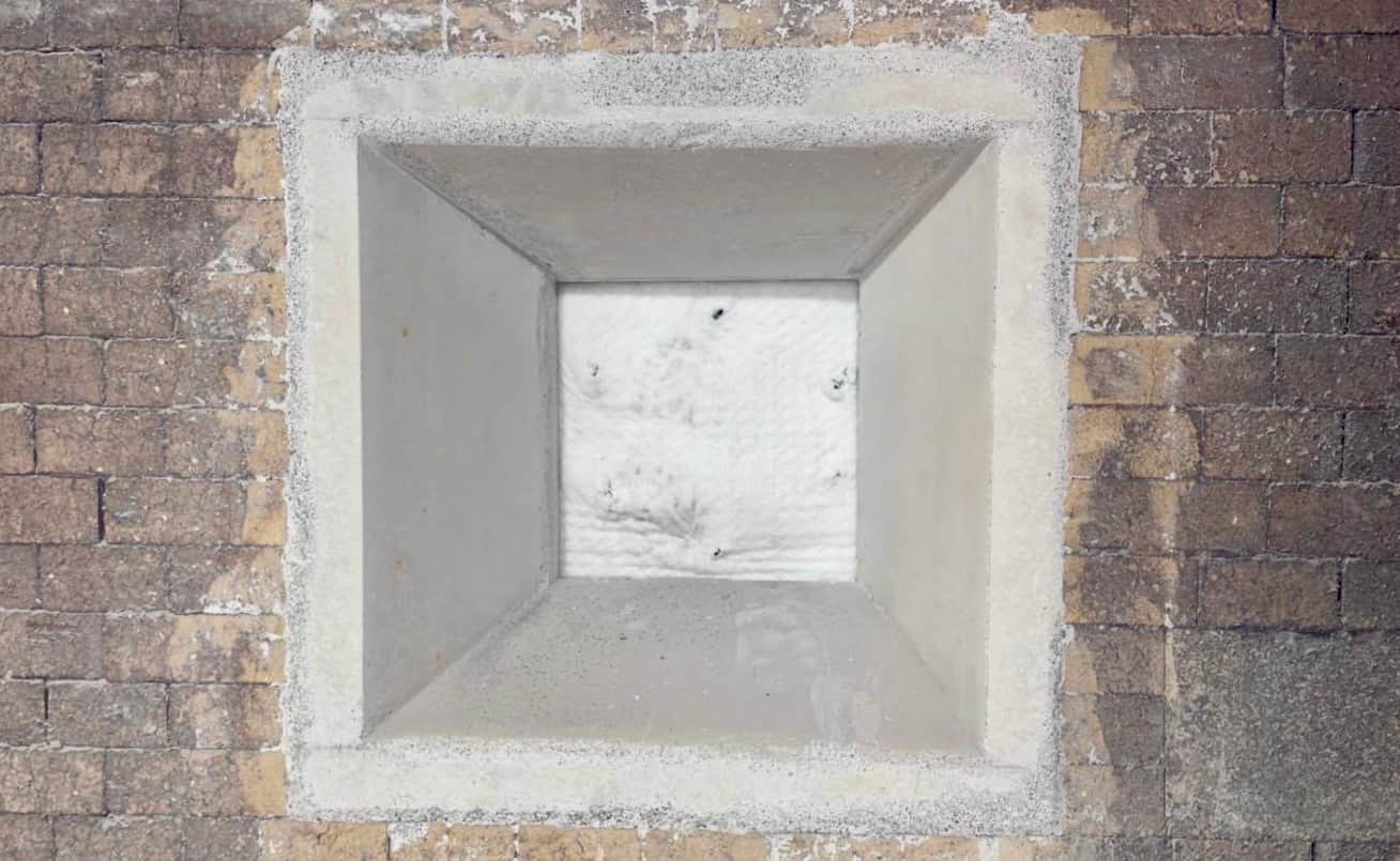 Durch das Schaufenster fällt der Blick auf die Faserlage, die hinter der heißen Schicht liegt