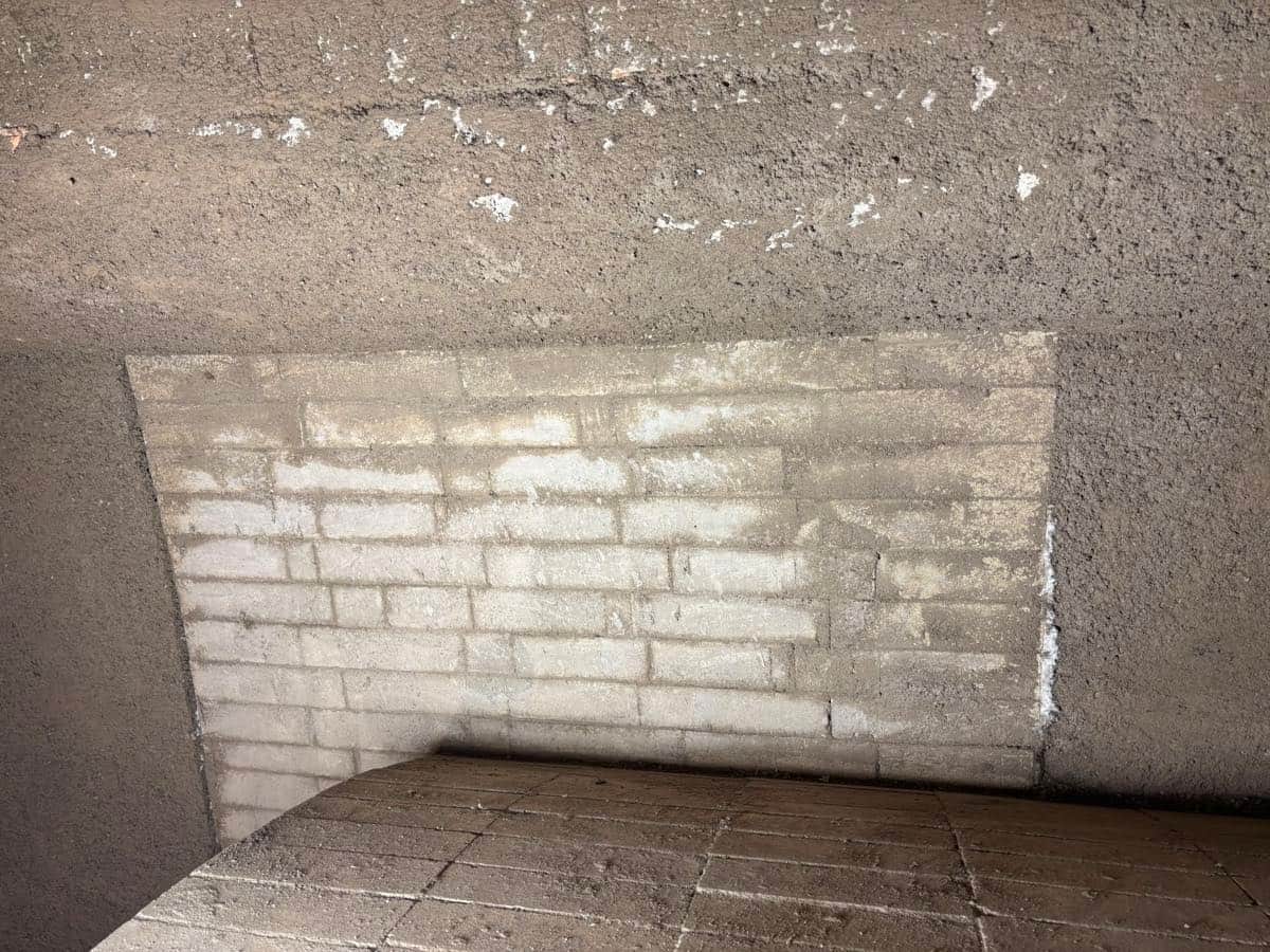 Schamotteverband unmittelbar über den Rostbahnen einer Biomasse-Brennkammer