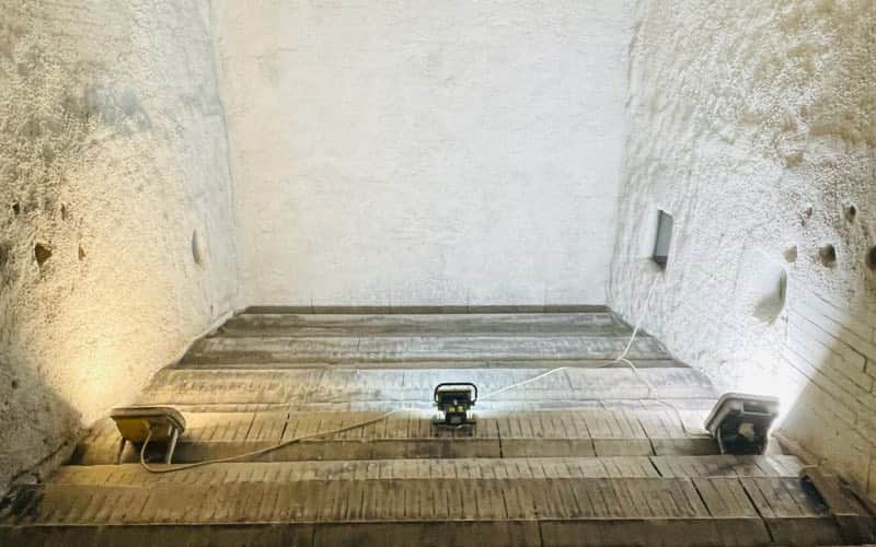 Blick in eine frisch zugestellte Brennkammer mit Gewölbe und Rost
