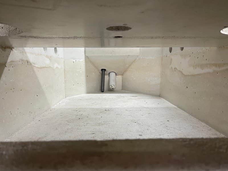 Frisch ausgekleidetes Bad eines WESTOMAT-Dosierofens mit Dosierkammer