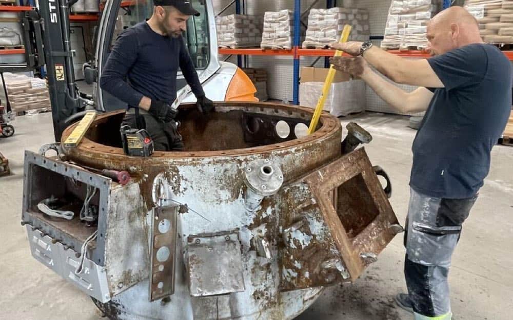 Monteure bei der Vorbereitung des Ofengehäuses mit Staplerunterstützung