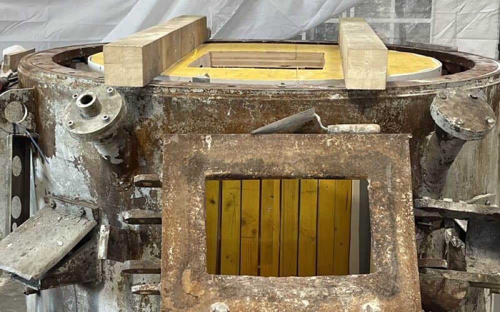 Eingebaute Schalung im Niederdruckgießofen vor dem Guss der neuen Auskleidung