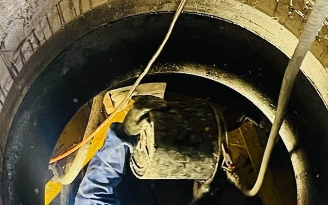 Work in a confined furnace chamber, lighting and securing of the access