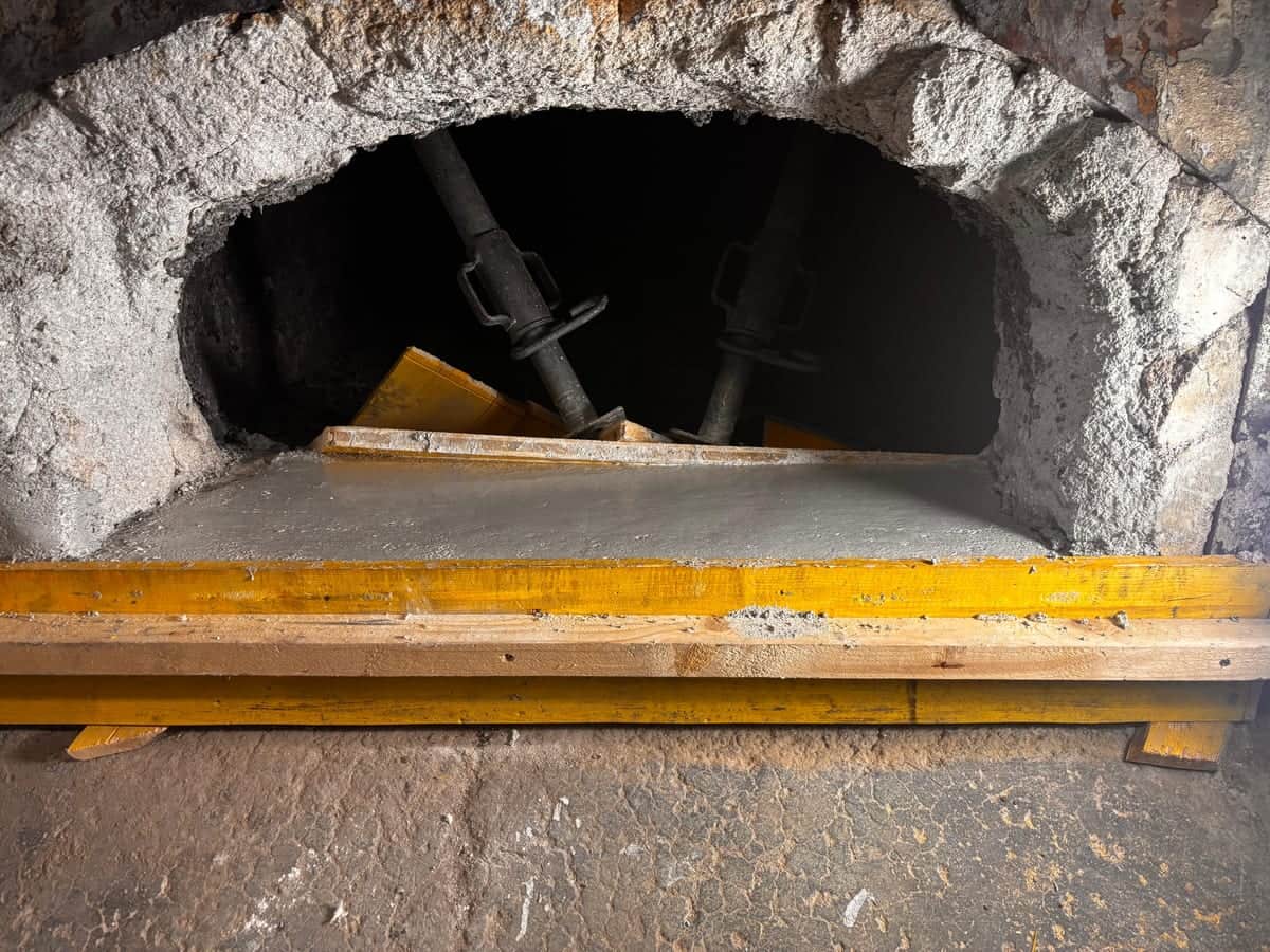 Distacco su uno spigolo del rivestimento con danno meccanico