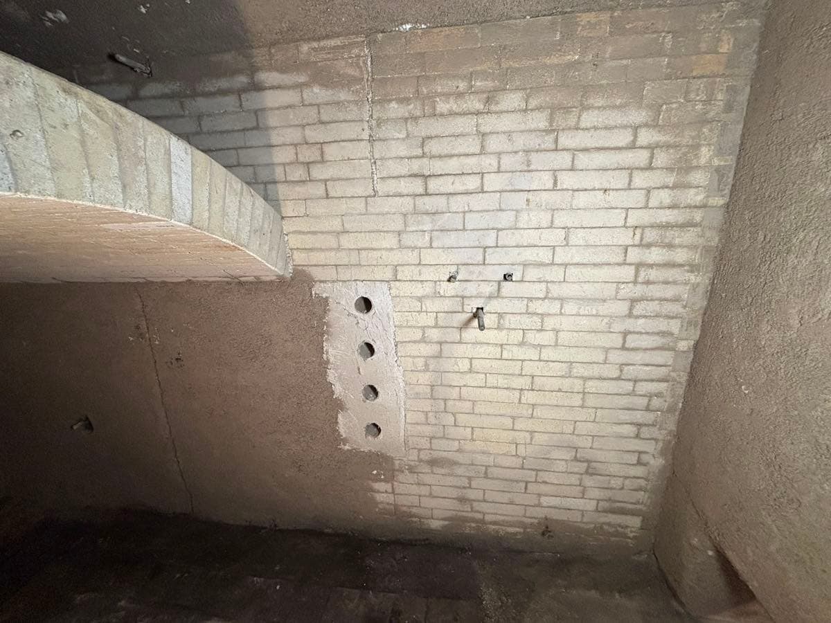 Vier beim Einbau gesetzte Sekundärluftöffnungen im neuen Wandfeld