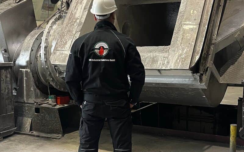 Neu zugestellte Chargier-Kammer eines Aluminiumschmelzofens