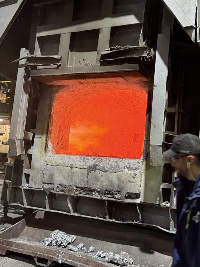 Aluminium-Schmelzofen nach Zustellung wieder in Betrieb