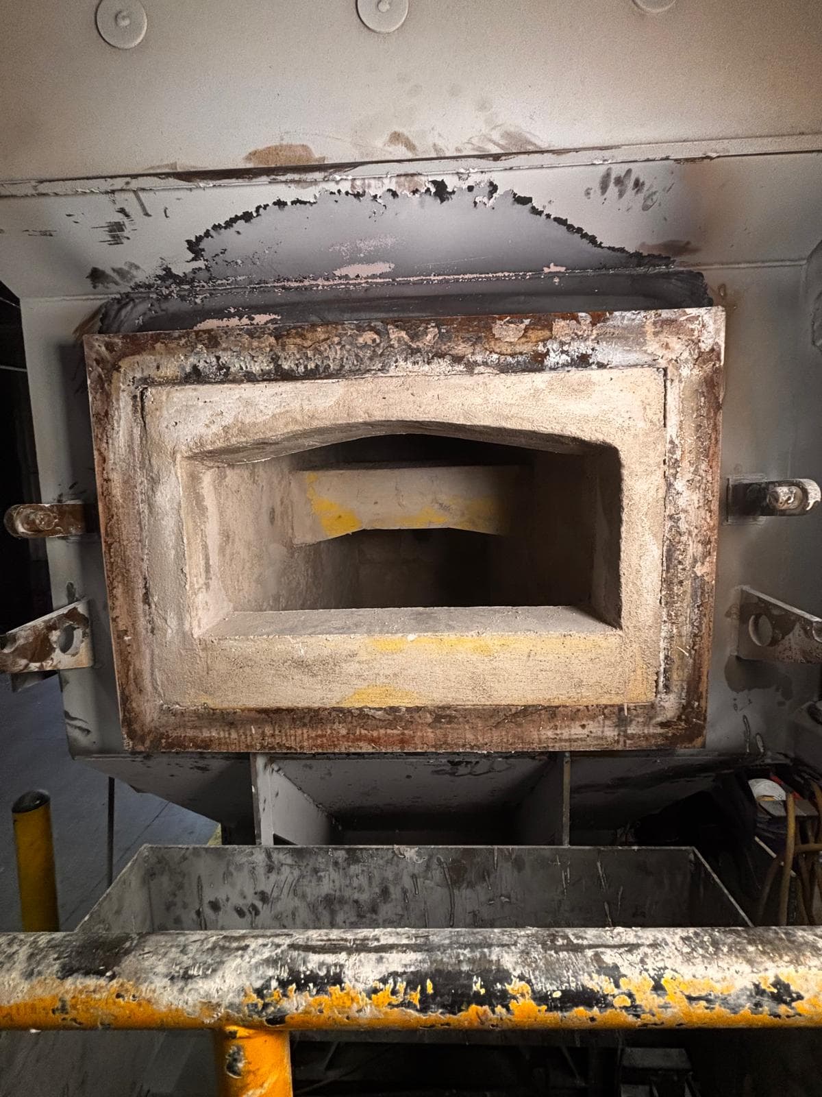 Schmelzofen bei Reparaturarbeiten durch SBS Refractory Service