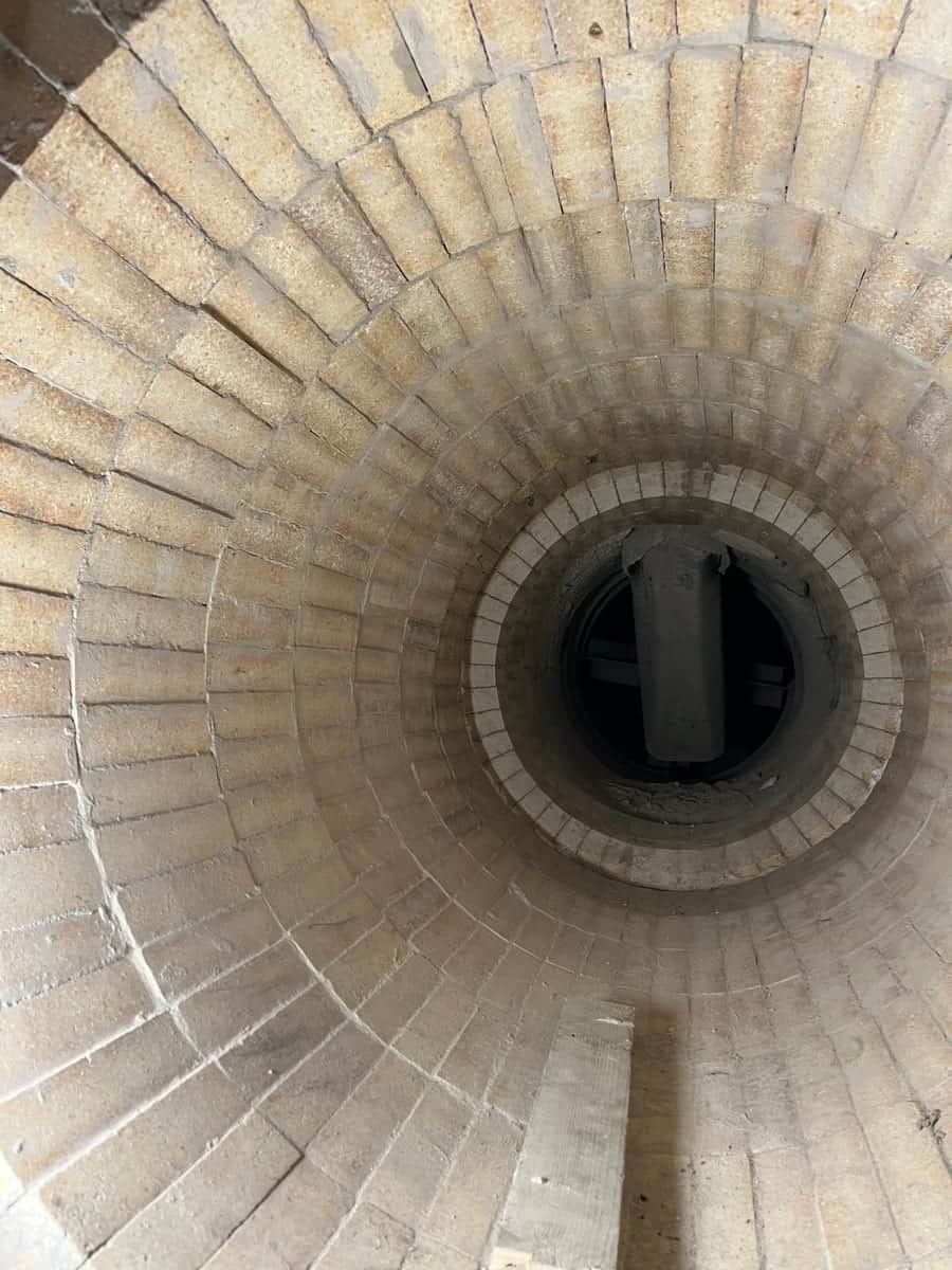 Căptușeală rotundă de cuptor într-o fabrică de var