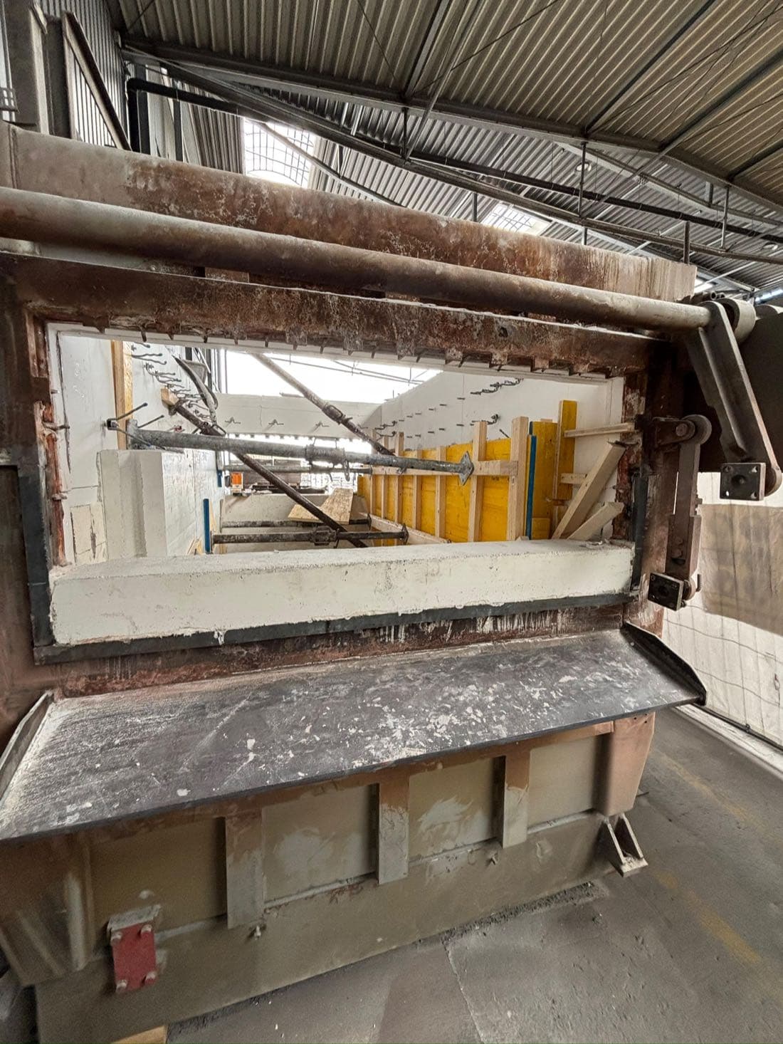 Blick in den ausgeräumten Aluminium-Schmelzofen zu Beginn der Neuzustellung