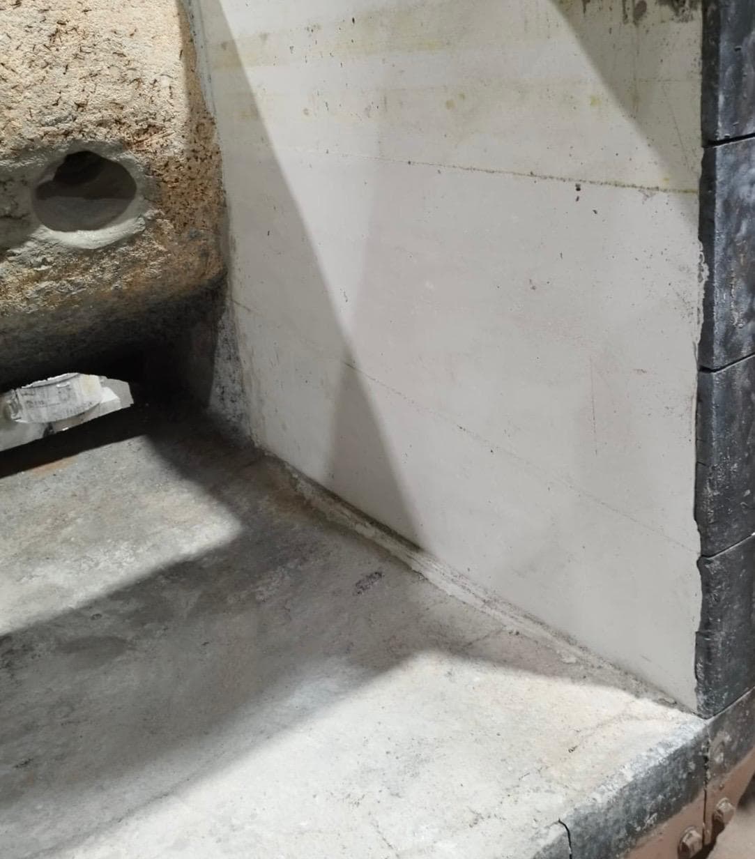 Repaired side wall with new refractory material