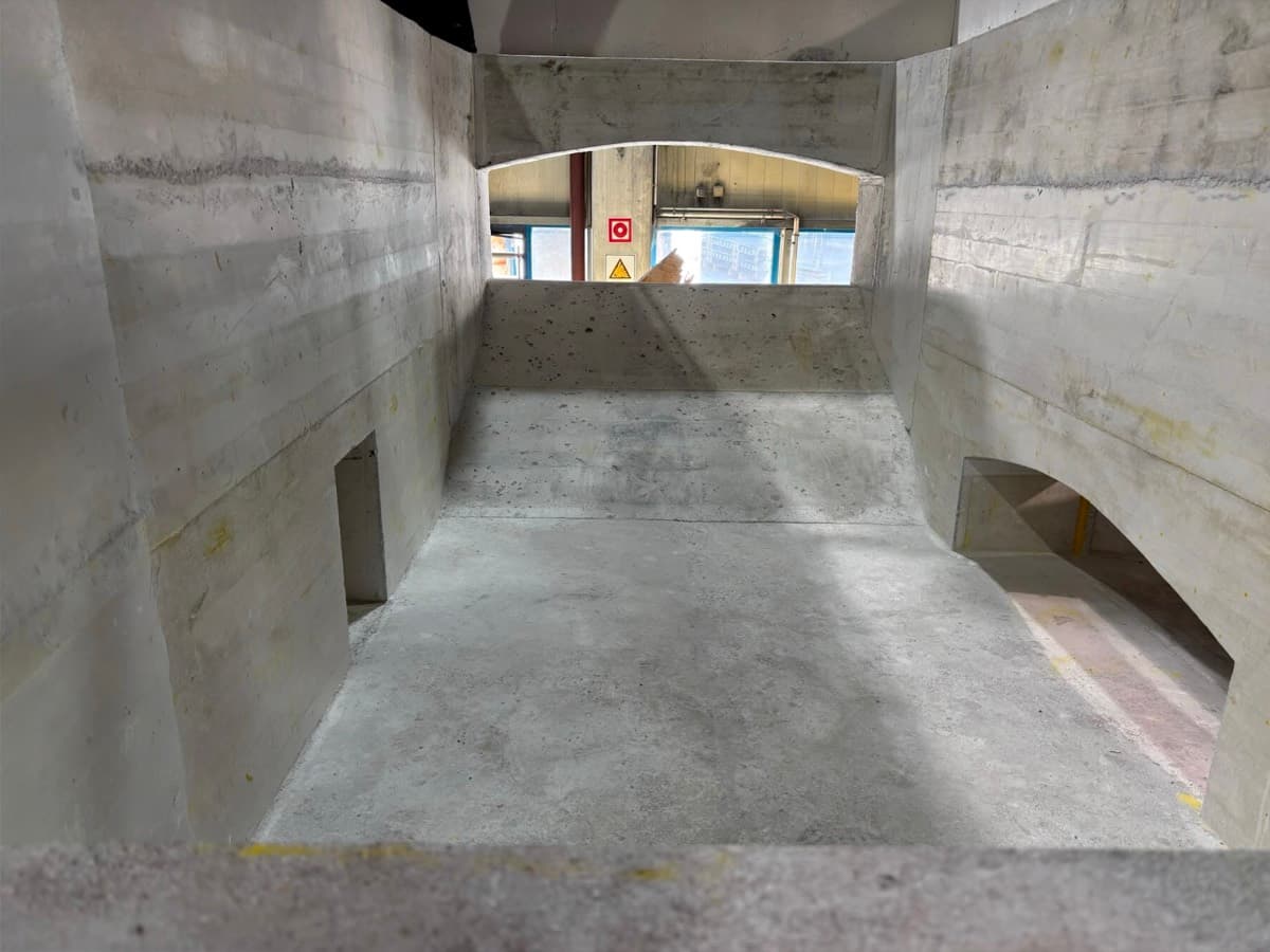 Gereed bekleedde smeltkamer van een aluminium spanenoven met bad en helling