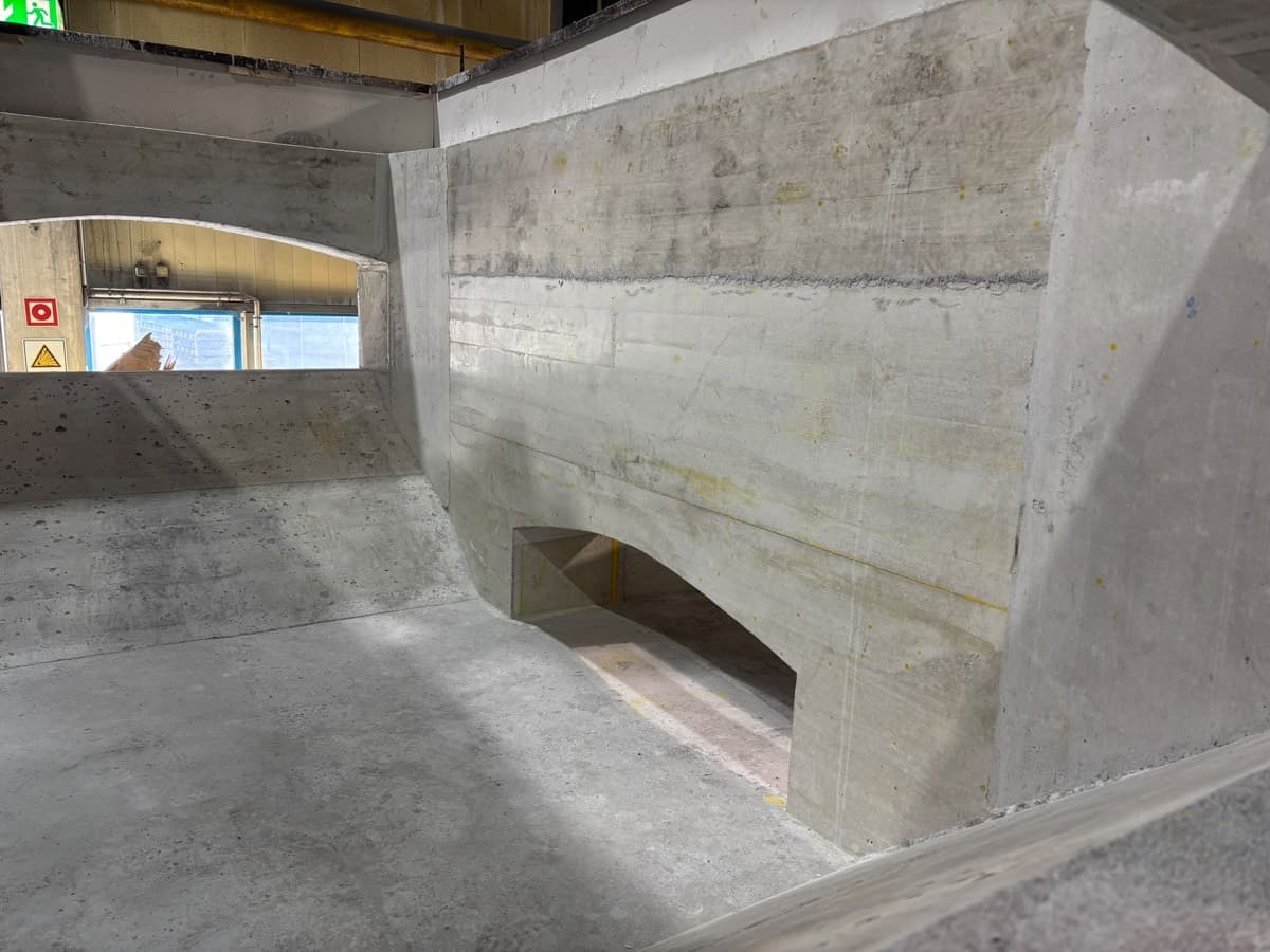 Nieuw gegoten smeltbrug en helling in de spanenoven