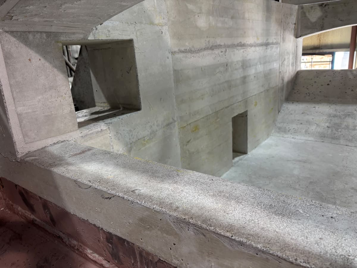 Nieuwe baddrempel en wandaansluiting in de aluminium spanenoven