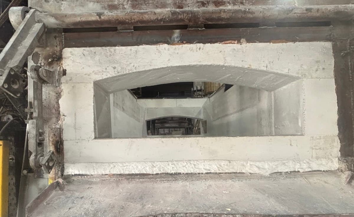 Monolithisch meegegoten gewelf boven de ovenopening