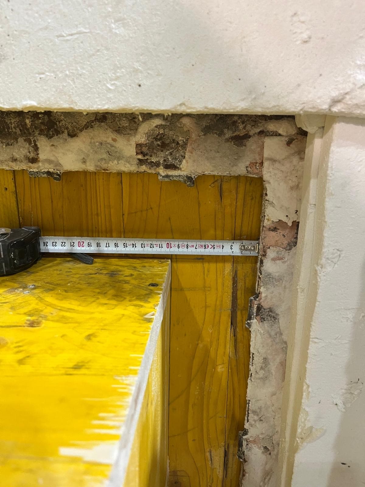 Schalung im Späneofen mit Zollstock zur Maßkontrolle vor dem Guss
